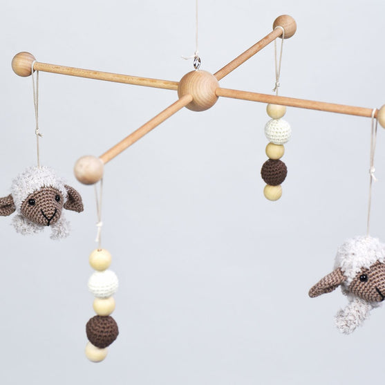 Chanel sur doudou et rond en bois
7