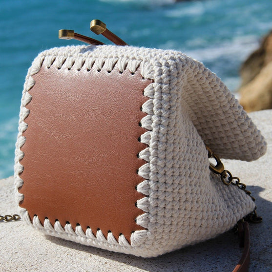 Bucket Bag avec Fond en Cuir PU
2