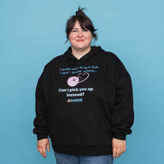 Dropped A Stitch Hoodie - Yarniis (Edition limitée) - Hobbii
2