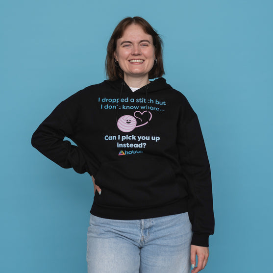 Dropped A Stitch Hoodie - Yarniis (Edition limitée) - Hobbii
3