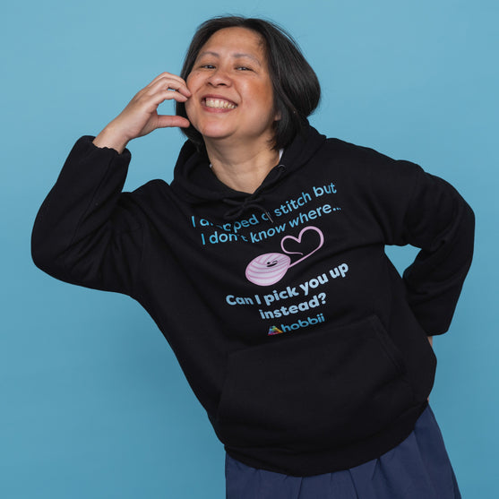 Dropped A Stitch Hoodie - Yarniis (Edition limitée) - Hobbii
4