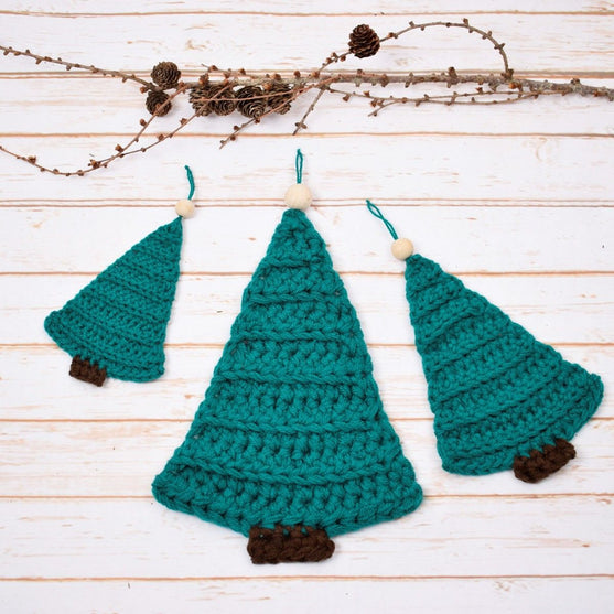 Sapins de Noël avec boule sur la pointe
2