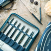 

Set d'aiguilles circulaires interchangeables Betula Deluxe - Cerulean - Hobbii
11
