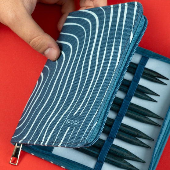 

Set d'aiguilles circulaires interchangeables Betula Deluxe - Cerulean - Hobbii
2