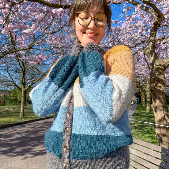 

Brede Striber - Cardigan court
2