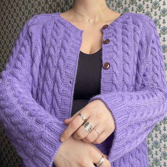 

Easy Cable Cardigan - Gilet
2