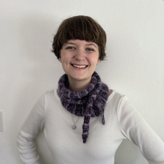 

Frosted Violets - Petit Châle
1