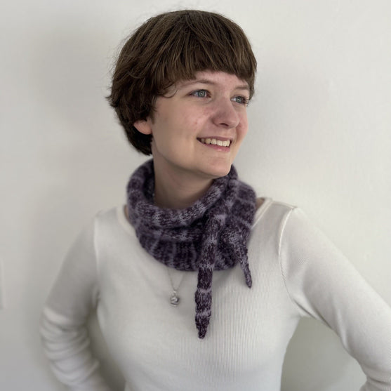 

Frosted Violets - Petit Châle
2