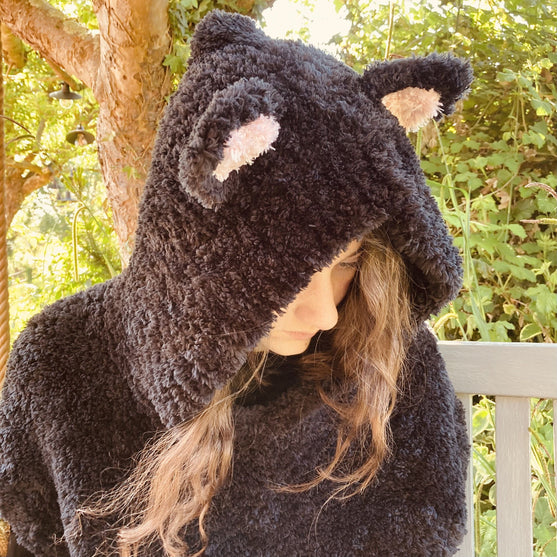 

Hooded Cat - Capuche
6